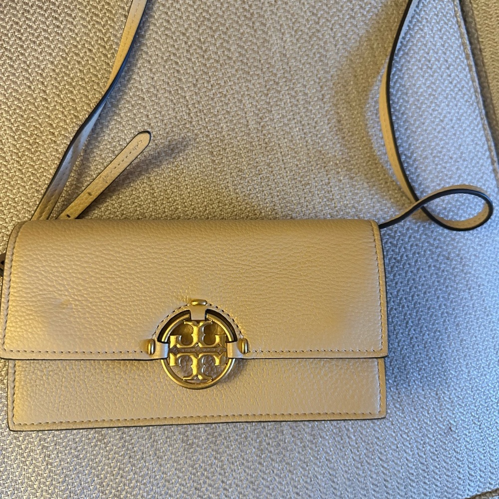 Tory Burch Beige
Miller Pebbled crossbody bag
Excellent condition